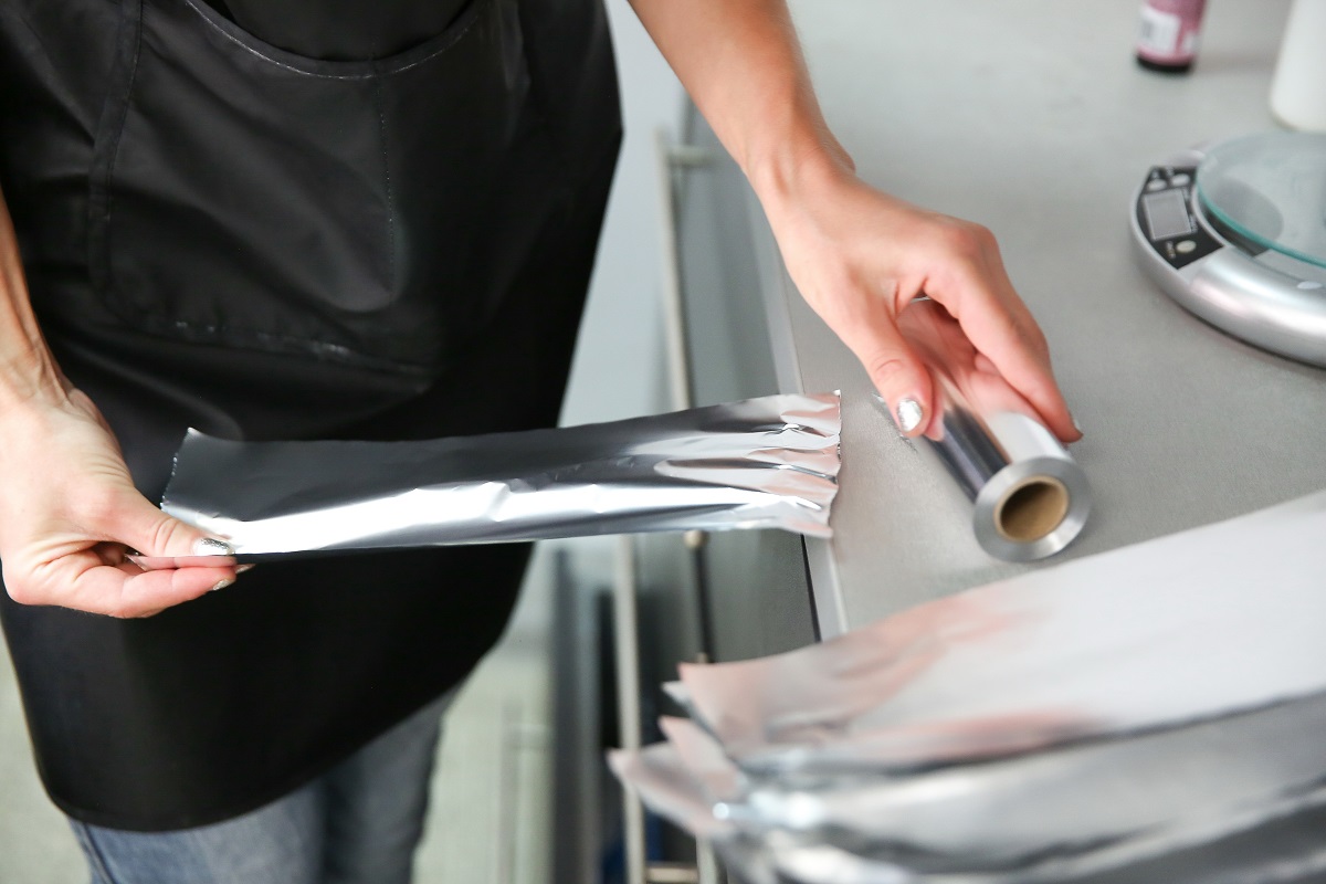 The,Stylist,Separates,The,Foil,For,Highlighting,Hair