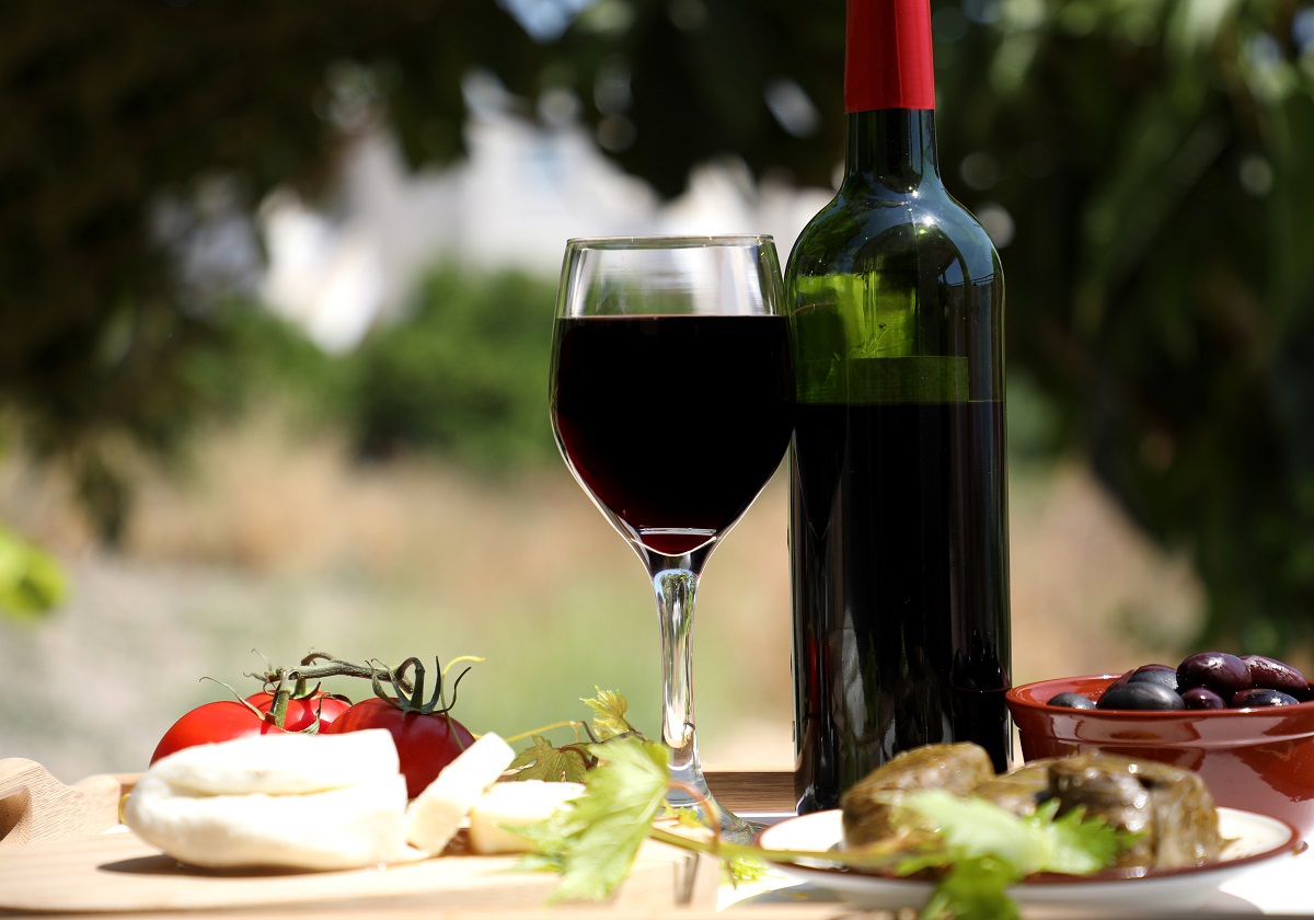 Red,Wine,Tasting,In,The,Garden