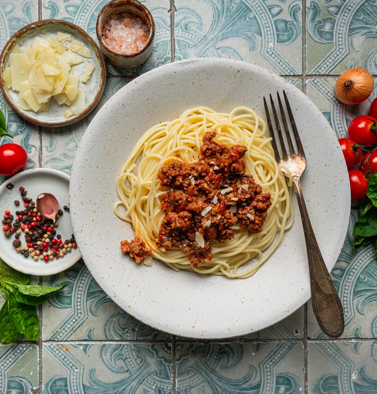 Pasta,Spaghetti,Bolognese,With,Minced,Beef,Sauce,,Tomatoes,,Parmesan,Cheese