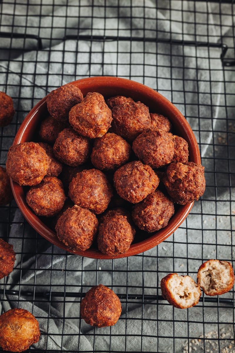 Fried,Home,Made,Italian,Traditional,Meatballs,With,Parmesan,And,Bread