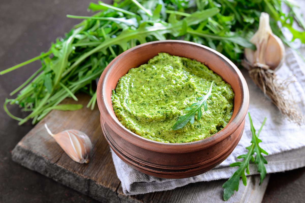 Homemade,Arugula,Pesto,In,A,Rustic,Bowl