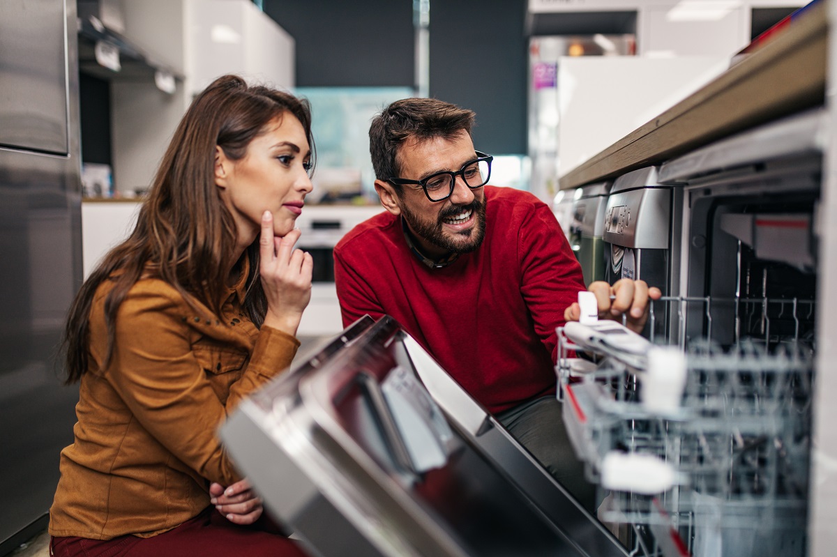 Happy,Young,Couple,Buying,Dishwasher,In,Store.