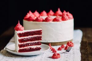 Red velvet cake: Το σοκολατένιο γλυκό με το χαρακτηριστικό κόκκινο χρώμα