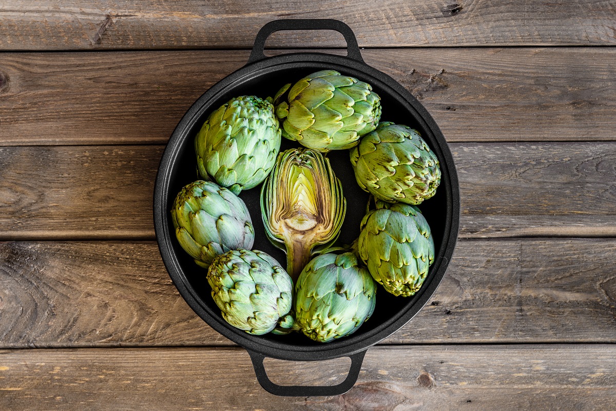 Artichoke,In,A,Pan,On,Wooden,Table