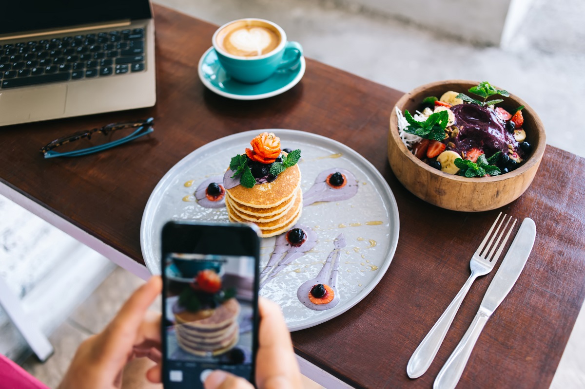 Cropped,Image,Of,Male,Blogger,Making,Photo,Of,Delicious,Food