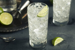 Alcoholic,Vodka,Tonic,Highball,Cocktail,With,A,Lime,Garnish