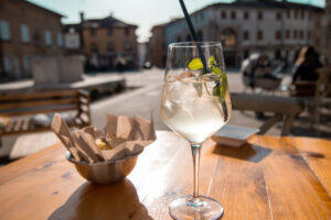 Appetizer,With,Hugo,Drink,And,Crisps,In,The,City,Centre