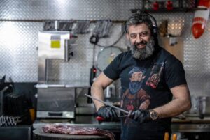 Ο Γιάννης Κουστένης, ο ψήστης στο εστιατόριο «Γίδι», ξέρει να δαμάζει τη φωτιά και να σερβίρει νόστιμα κρέατα