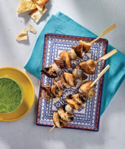 Σουβλάκια μανιταριών στη σχάρα με σάλτσα chimichurri