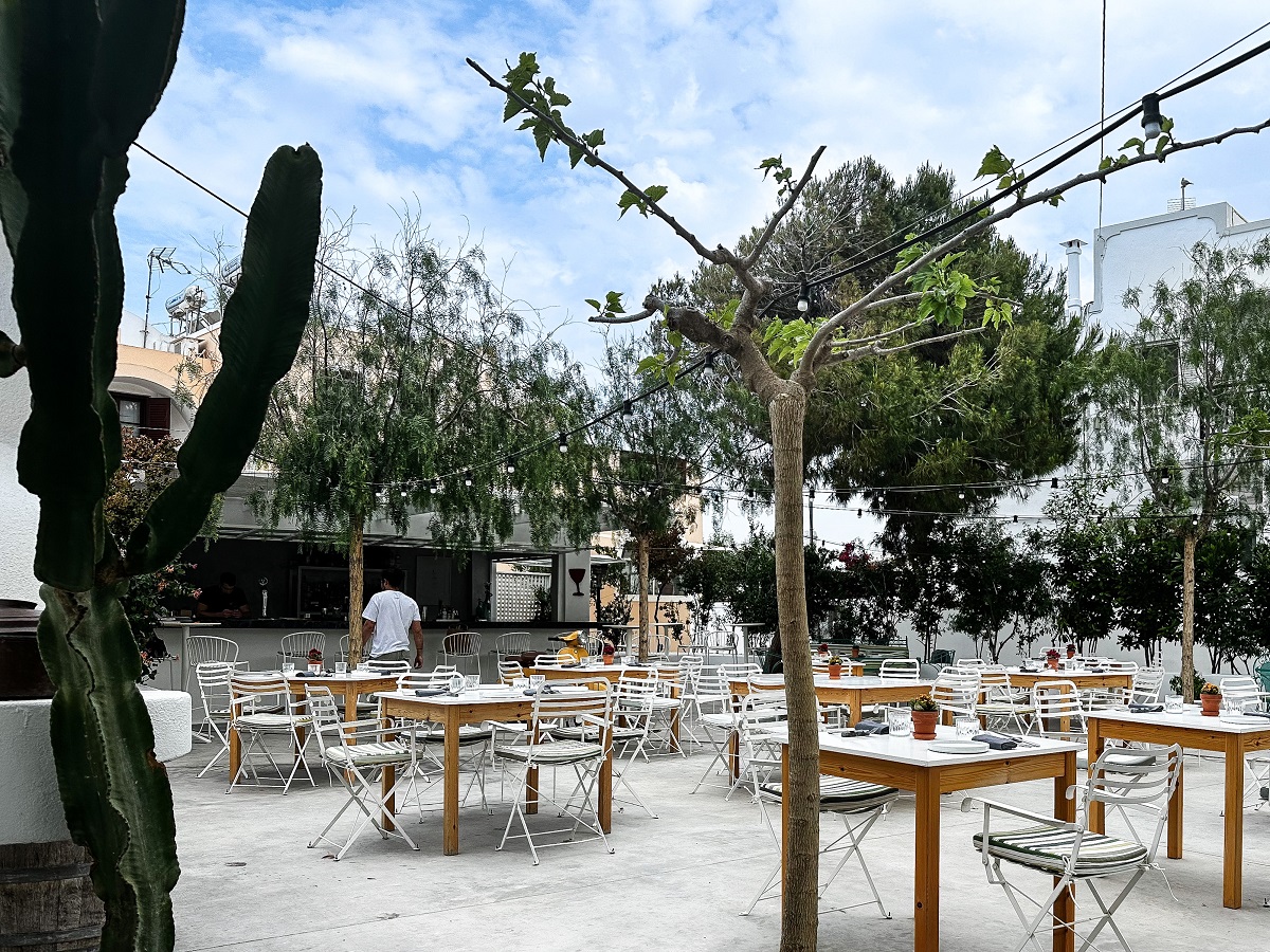 Panigyri_auli_trapezia_anoigma