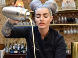 mary talaiporou-anoigma ti ginetai ekei eksw