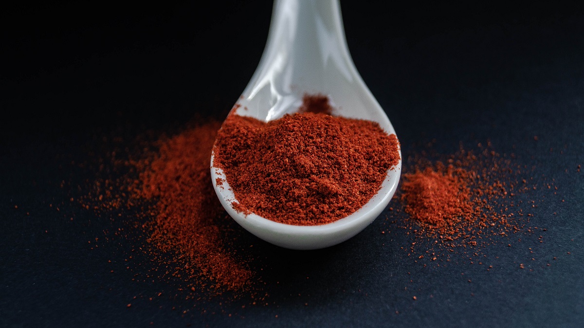 Spoon,Of,Smoked,Paprika,On,Dark,Blue,Background