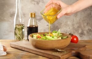 Φτιάχνουμε εύκολα και θρεπτικά dressing για τις σαλάτες μας
