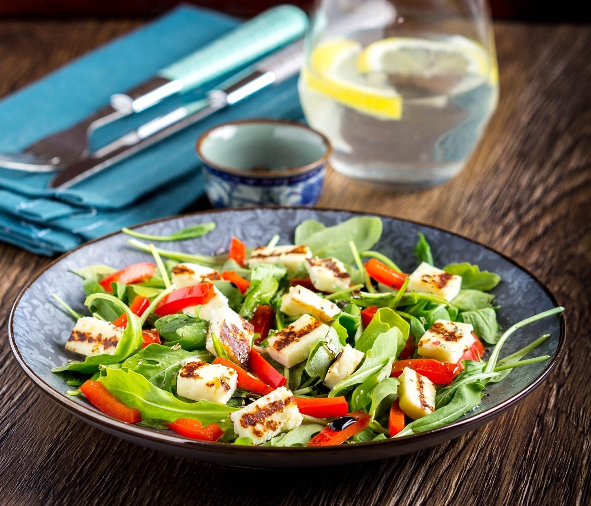 Salad,With,Grilled,Cheese,,Spinach,,Tomatoes,,Pepper,,Paprika,,Delicious,Lunch