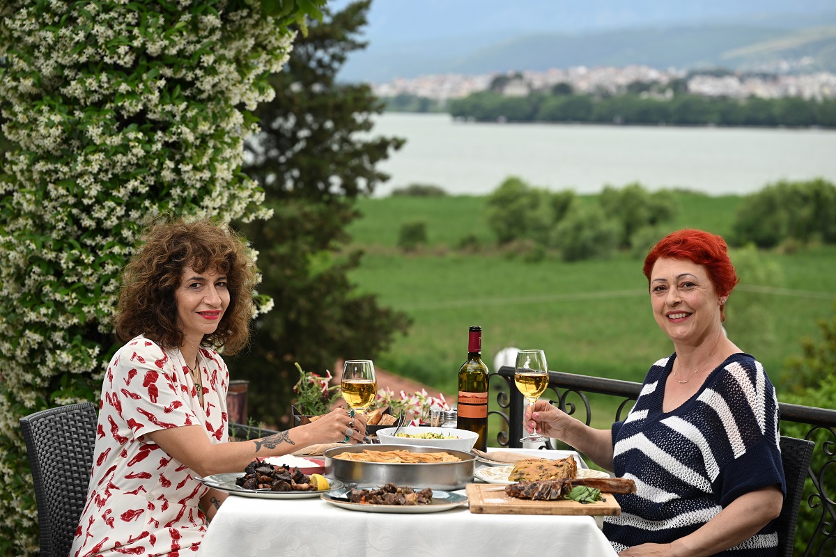 tina_mandilara_milioti_anoigma