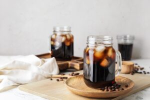 10 cold brew καφέδες, βοτανικά ροφήματα και αλκοολούχα ποτά