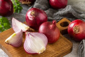 Τρώγονται οι φλούδες του κρεμμυδιού; 4 zero waste τρόποι να τις χρησιμοποιήσετε στην κουζίνα και όχι μόνο
