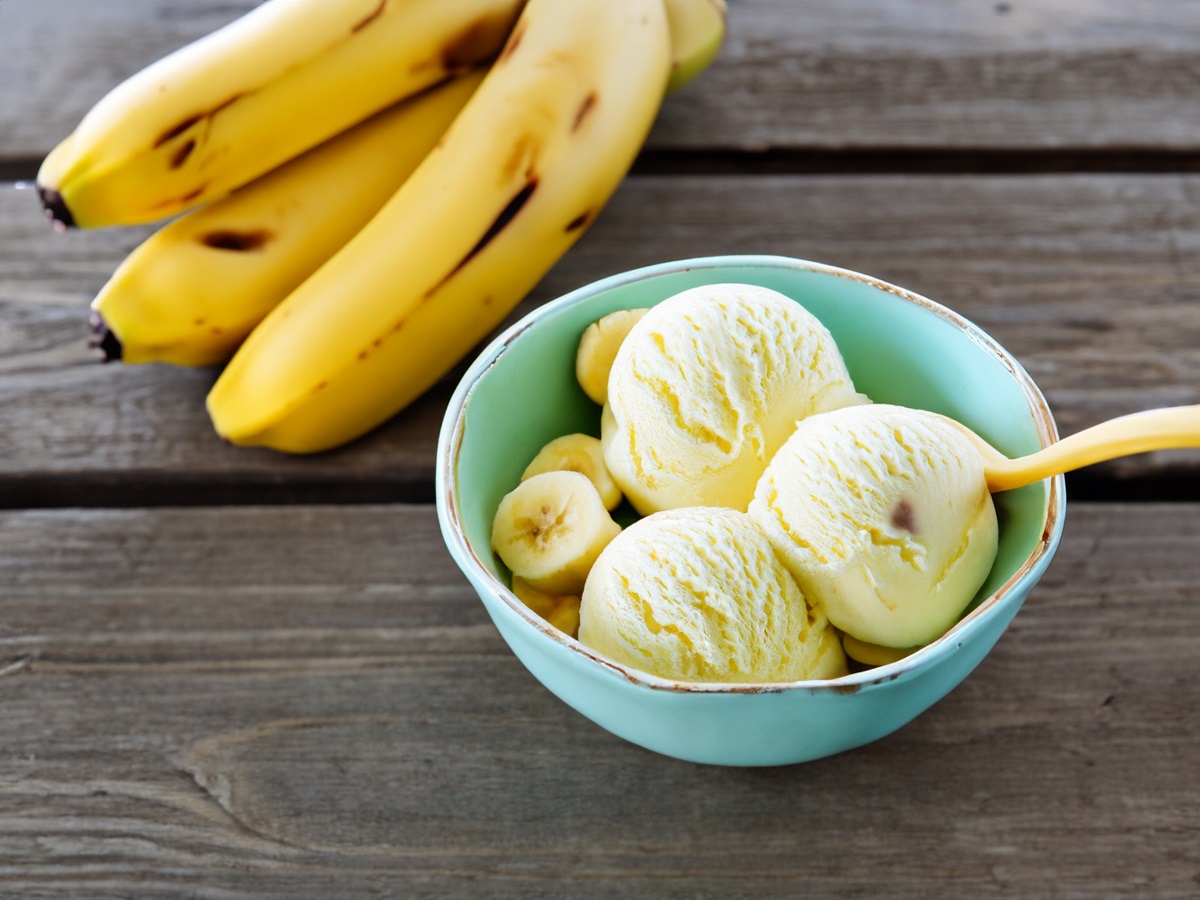 Banana,Ice,Cream,In,Bowl,On,Country,Table
