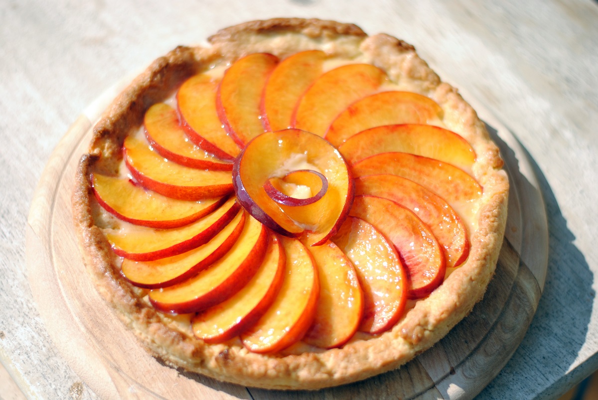 Fruit,Cake,Covered,With,Fresh,Slices,Of,Peaches