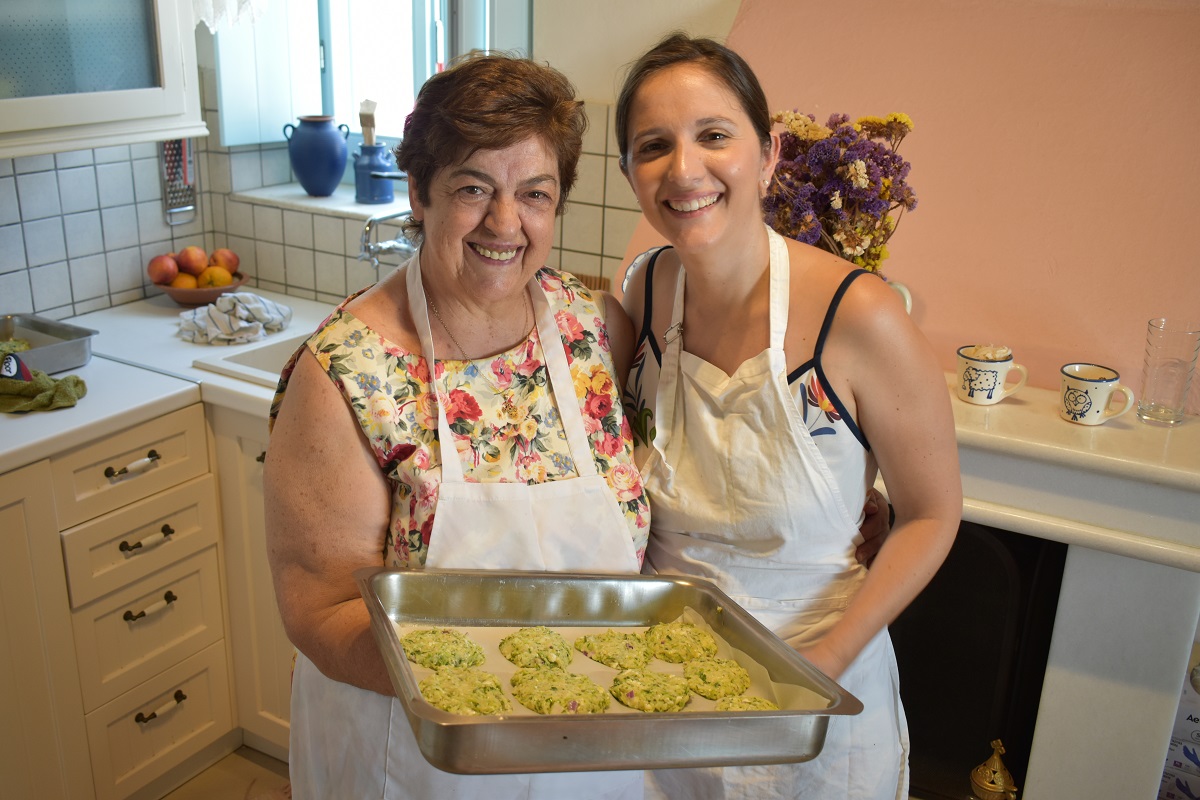 giagia_kopela_tapsi_anoigma