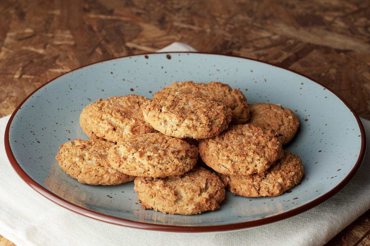 Round,Oatmeal,Cookies,On,Wooden,Board,And,Light,Blue,And