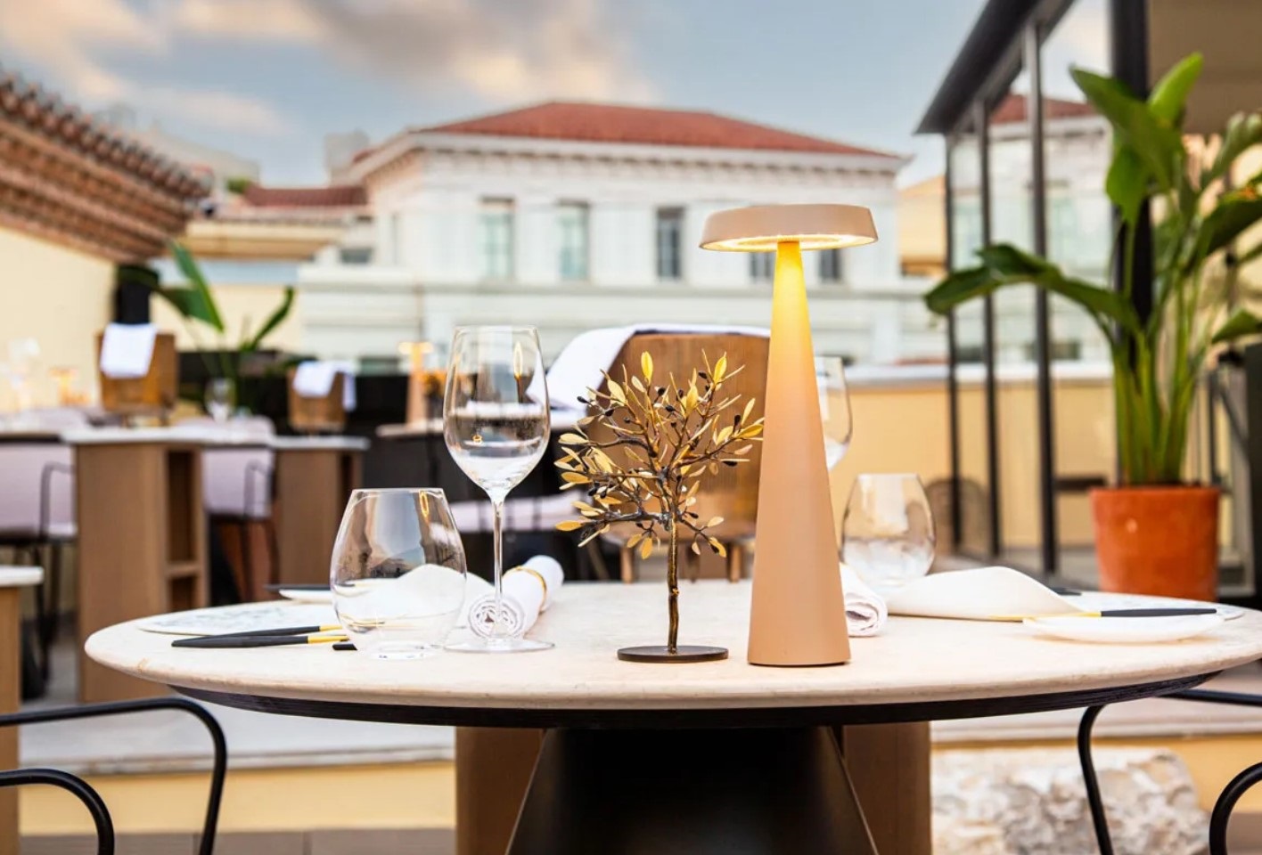 makris anoigma ti ginetai