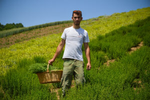 Ο νεαρός γεωπόνος που δίνει «Γεύση Βουνού» 450 χιλιόμετρα μακριά από την πρωτεύουσα
