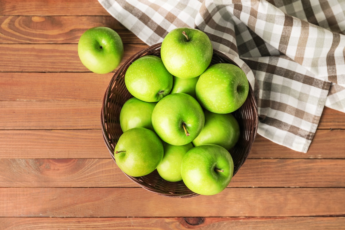 Basket,With,Fresh,Green,Apples,On,Table