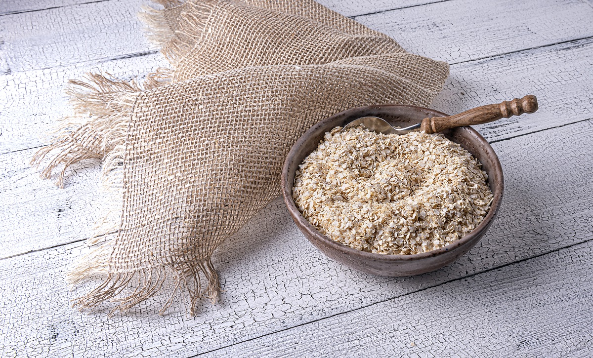 Dry,Raw,Uncooked,White,Quinoa,Flakes,In,Handmade,Clay,Bowl