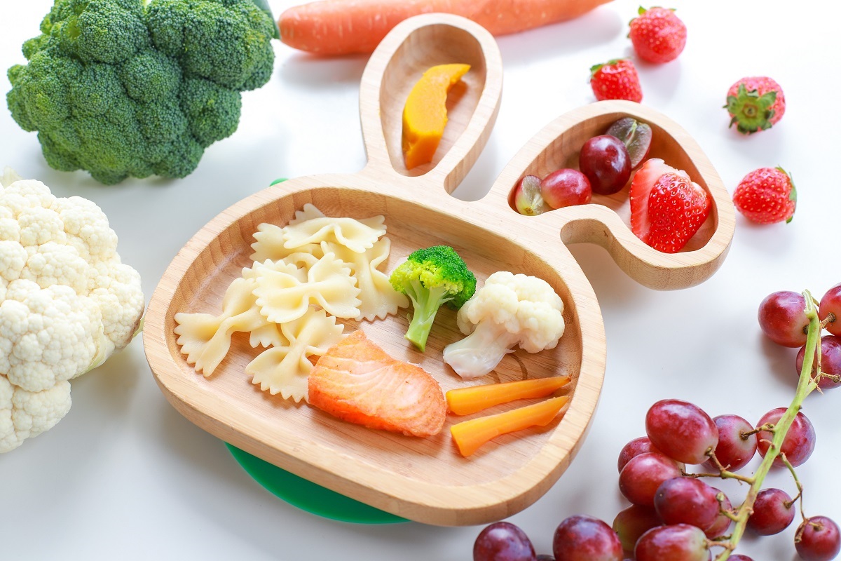 Close,Up,Side,View,Of,Plate,Salmon,vegetable,With,Pasta,And
