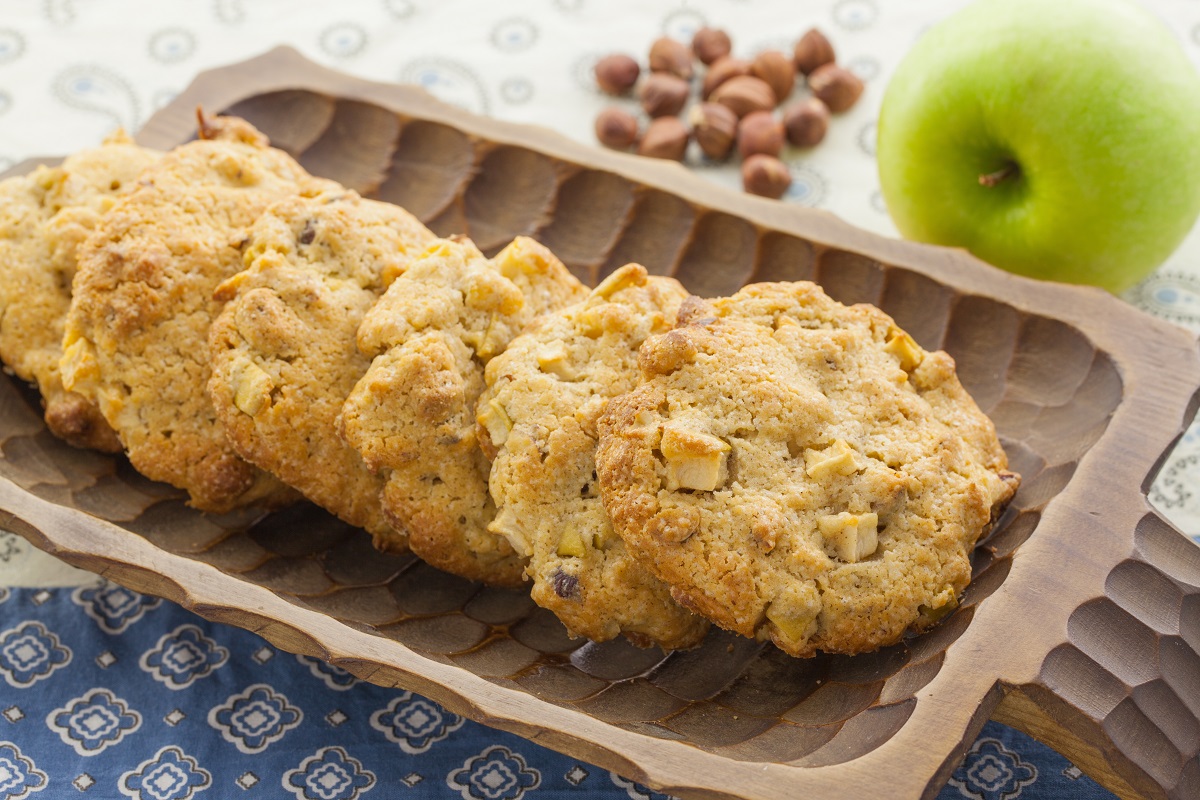 Cookies,With,Apples,,Hazelnuts,And,Cinnamon,In,A,Wooden,Bowl,