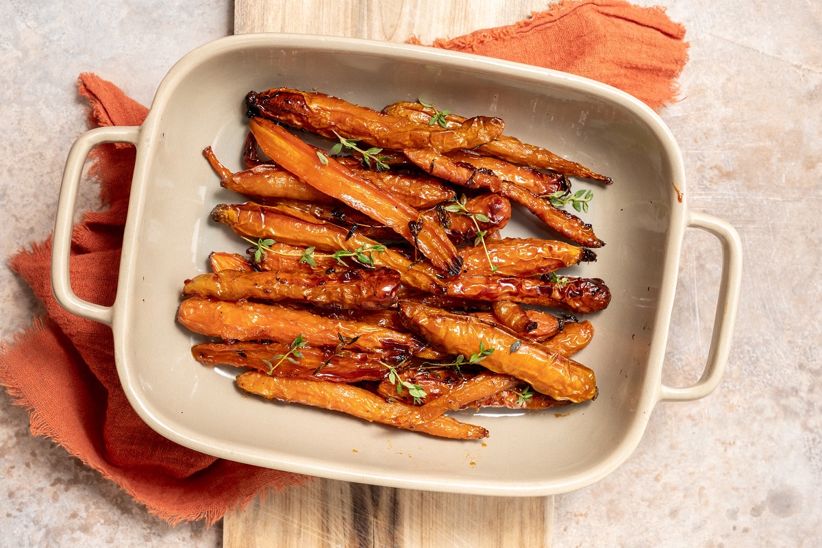 Roasted,Carrots,With,Thyme,,Garlic,,Lemon,And,Honey,On,Baking