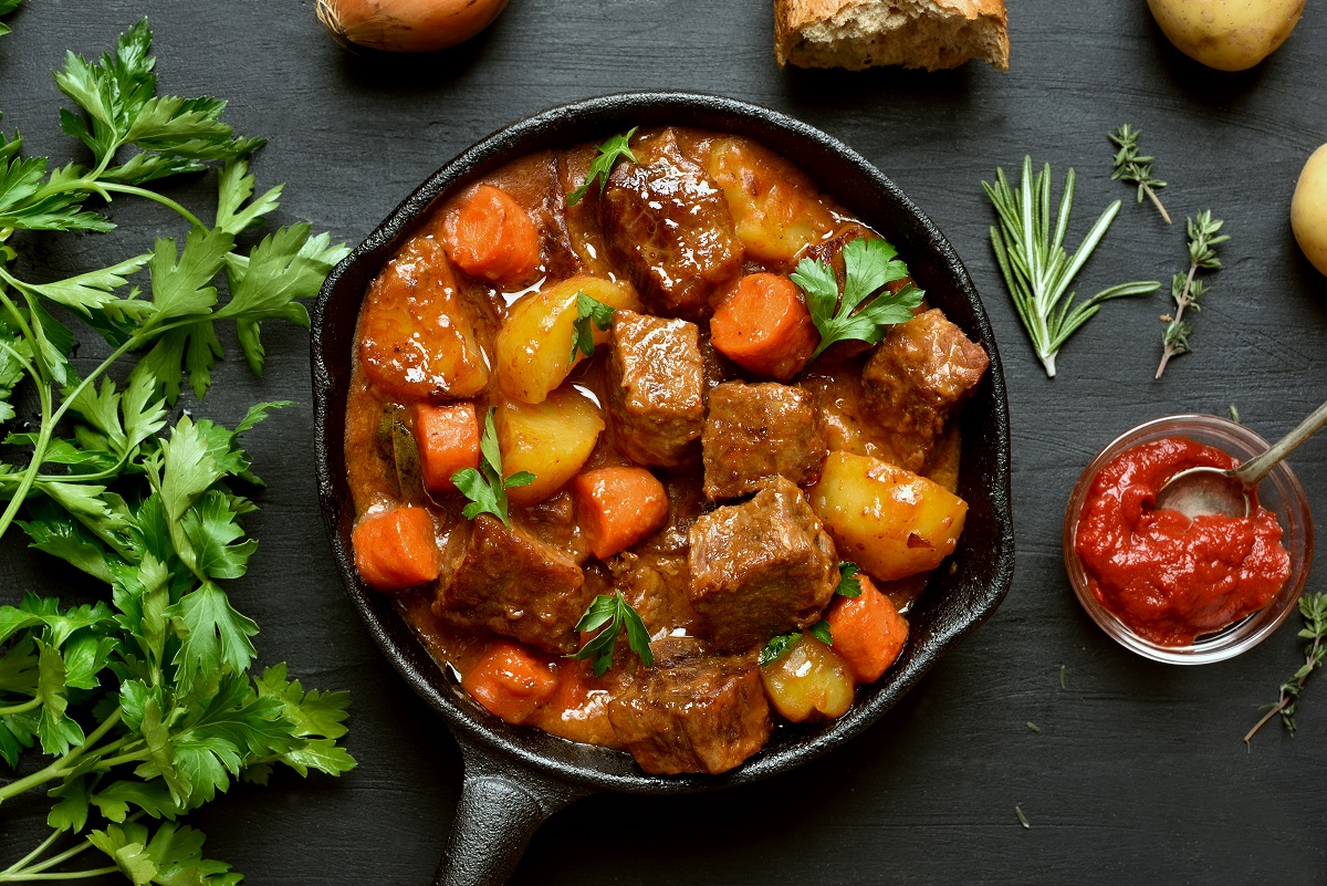Stewed,Beef,And,Vegetables,In,Frying,Pan.,Top,View,,Flat