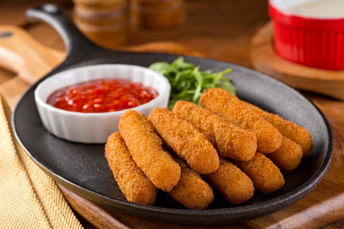 Delicious,Breaded,Mozzarella,Cheese,Sticks,With,Marinara,Dipping,Sauce.