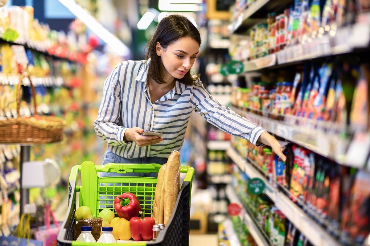 Portrait,Of,Millennial,Lady,Holding,And,Using,Smartphone,Buying,Food