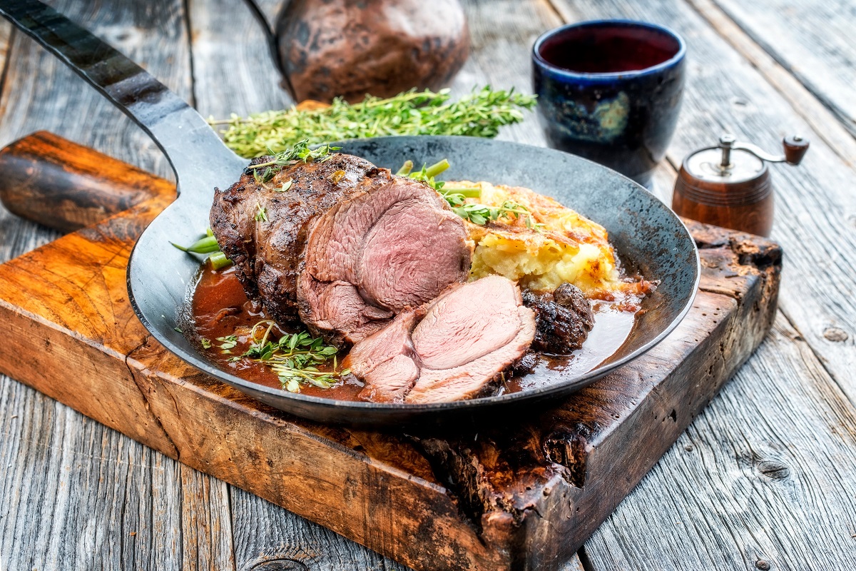 Barbecue,Roast,Boar,Joint,With,Roesti,And,Game,Red,Wine