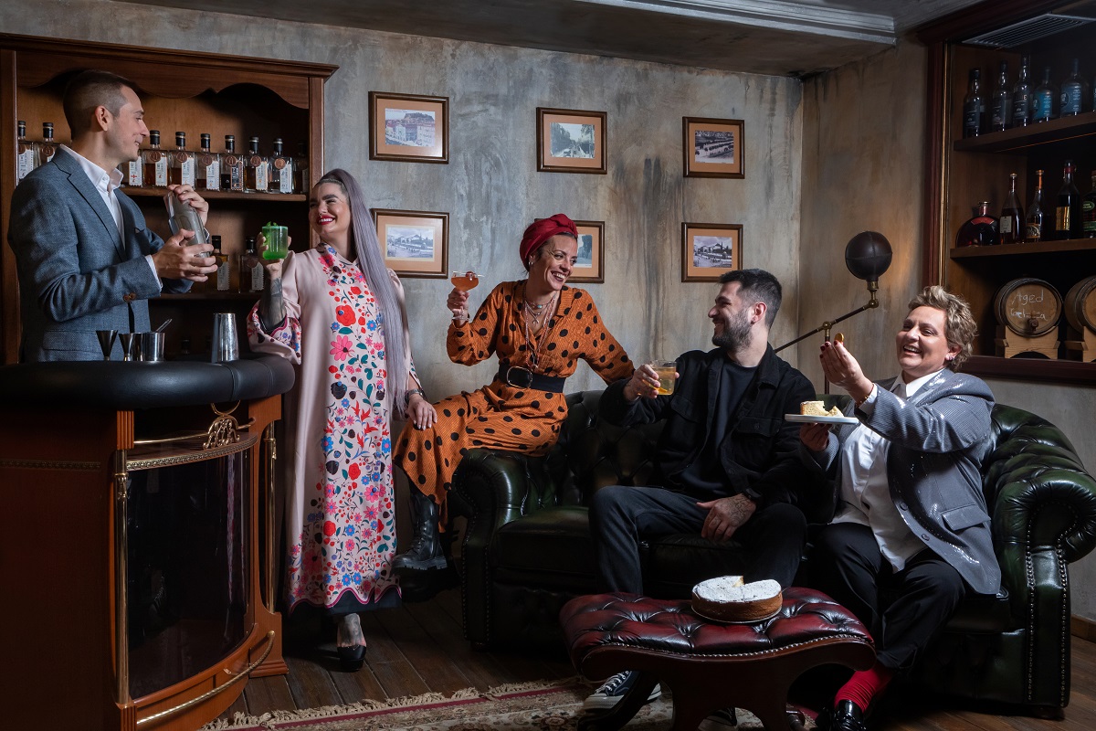 revellion estiasi-anoigma