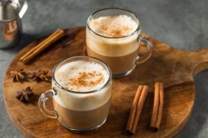 Chai latte: το δημοφιλές ζεστό μαύρο τσάι με γάλα και μπαχαρικά (+συνταγή)