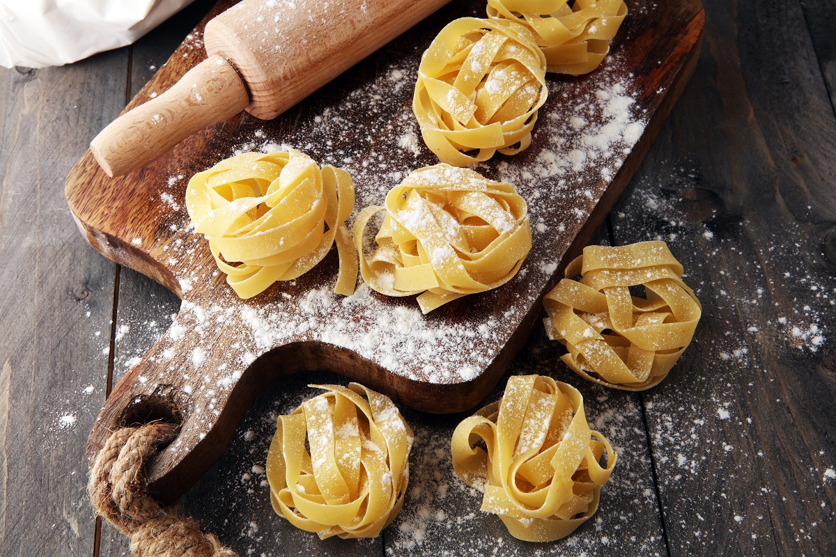 Making,Homemade,Pasta,Linguine,On,Rustic,Kitchen,Table,With,Flour,