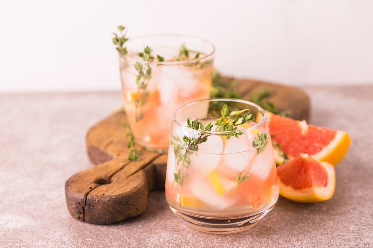 Alcoholic,Cocktail,Gin,Bitter,Lemon,With,Thyme,And,Grapefruit.,Fruit