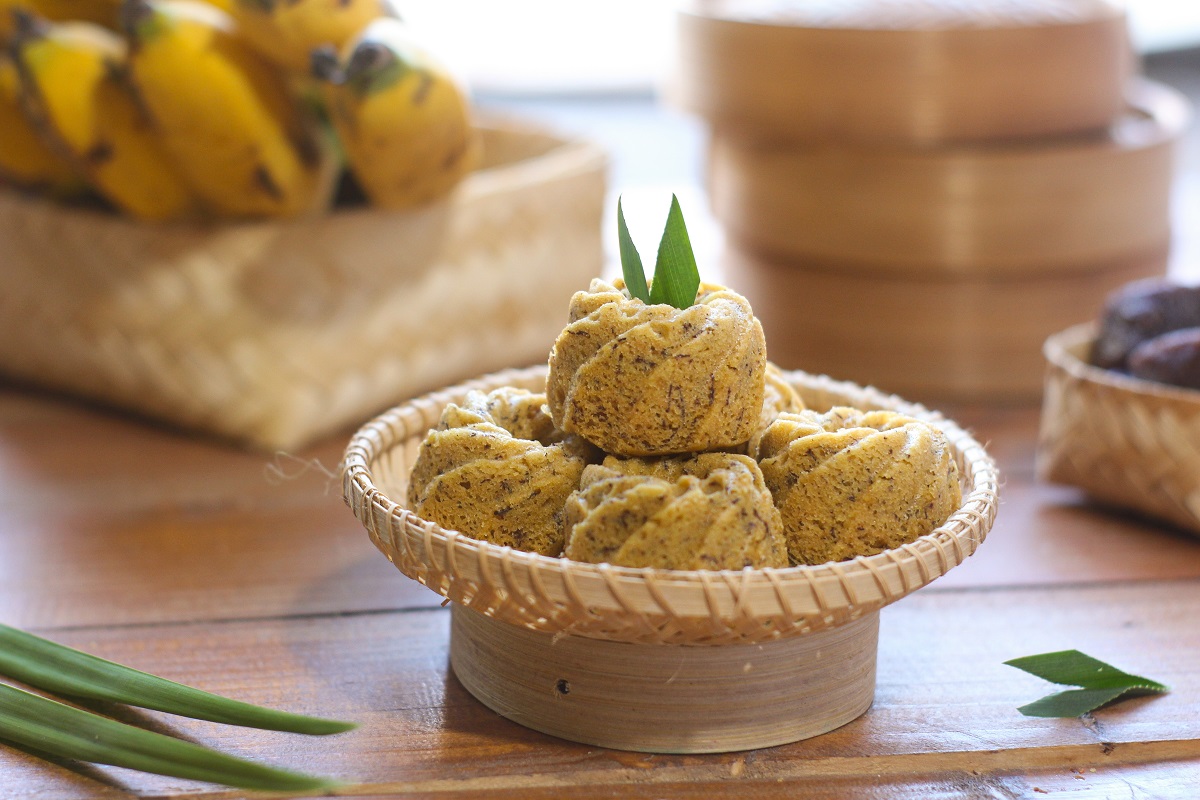 Homemade,Banana,Cake,,Mini,Banana,Cake,,On,Table.,Country,Style