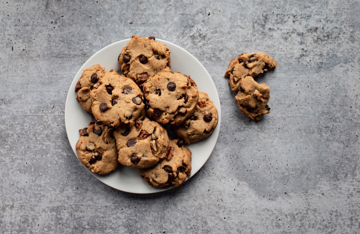Plate,Of,Freshly,Baked,Chocolate,Chip,Cookies,Shot,From,Above.