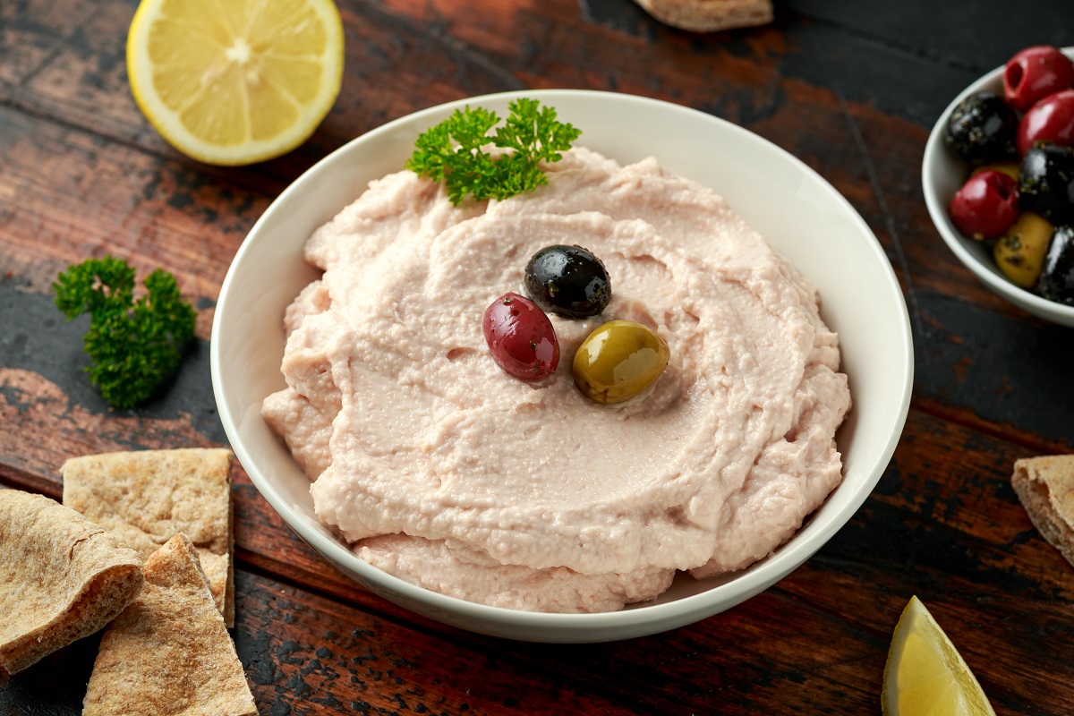 Taramasalata,Dip,With,Pita,Bread,And,Olives