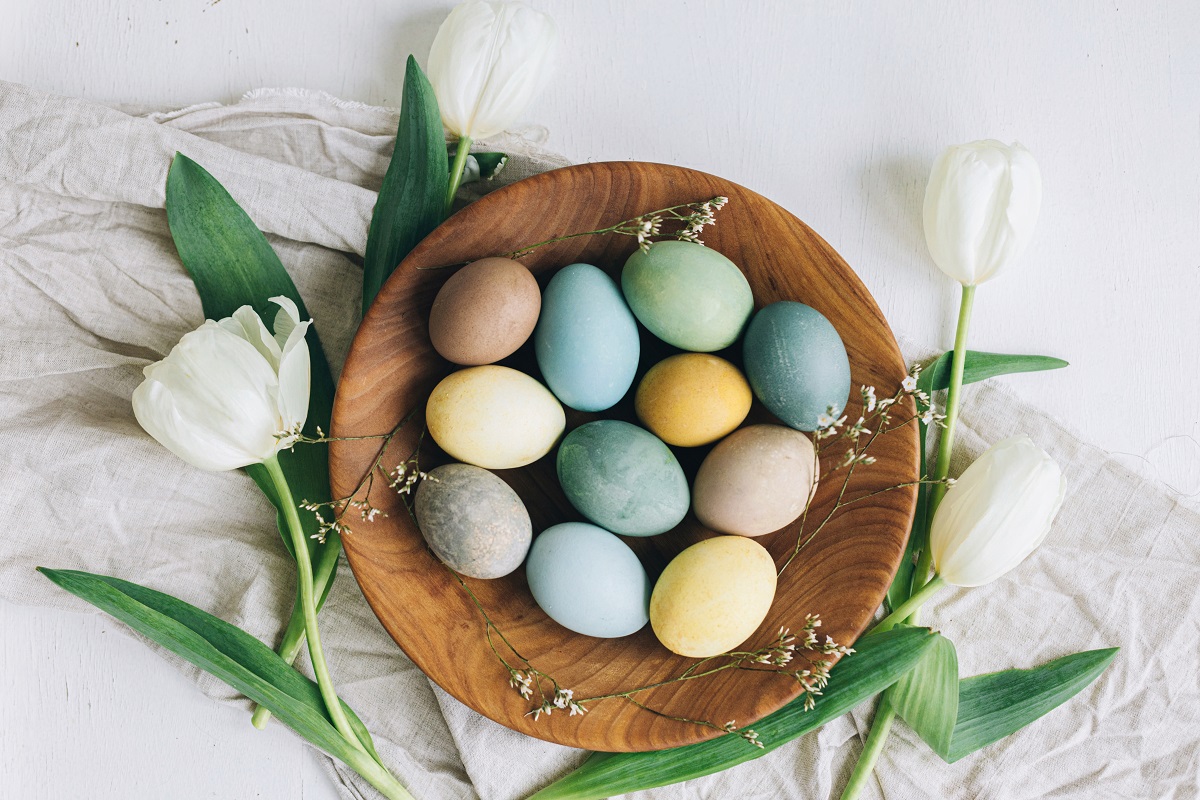 Happy,Easter!,Stylish,Easter,Eggs,In,Wooden,Plate,,Tulips,And