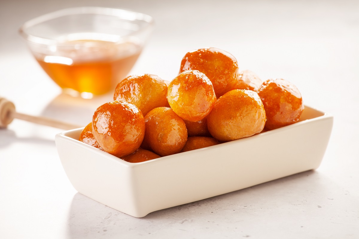 Bunch,Of,Homemade,Greek,Loukoumades,Dough,Balls,With,Honey