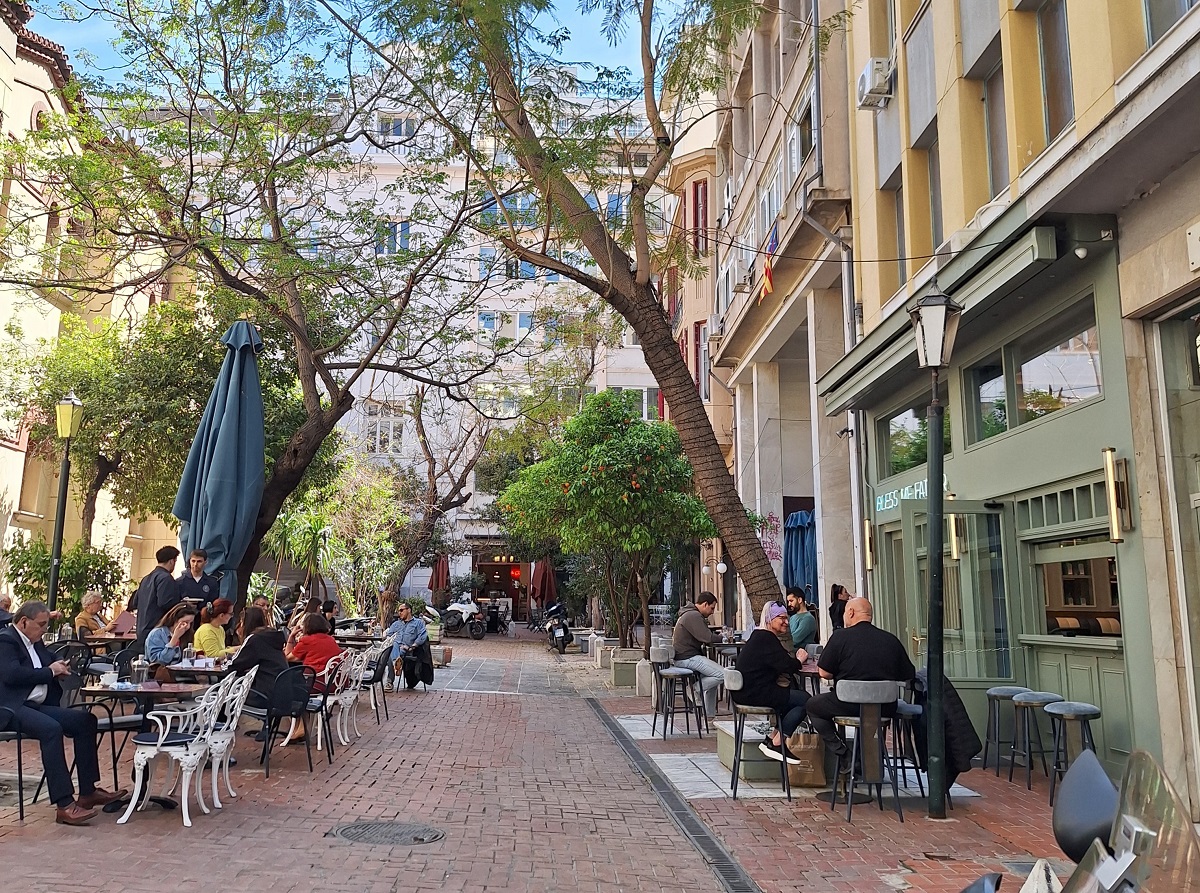 plateia_karytsi_anoigma