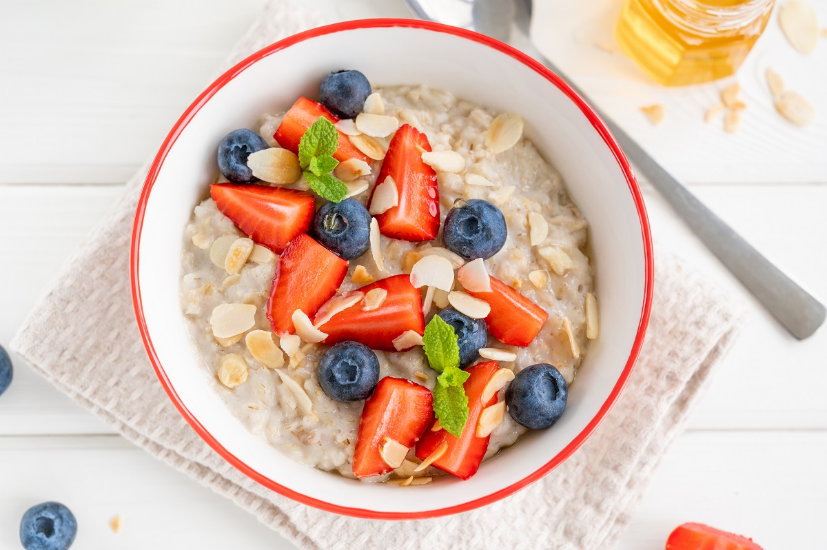 Bowl,Of,Oatmeal,Porridge,With,Blueberries,,Strawberries,,Almond,Petals,And