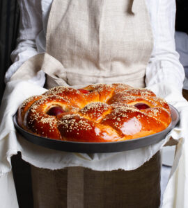 Greek,Easter,Bread,Wreath,With,Dyed,Eggs,Tsoureki