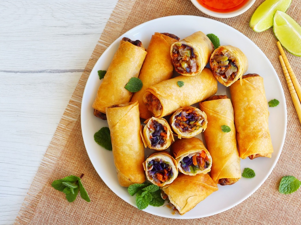 Crispy,Vegetarian,Spring,Rolls,On,Plate,With,White,Wood,Table