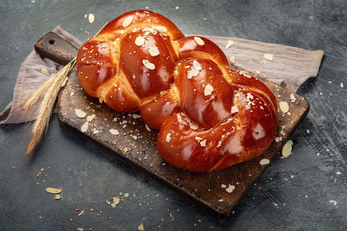 Easter,Sweet,Bread,,Tsoureki,Cozonac,On,Dark,Background.,Easter,Time,